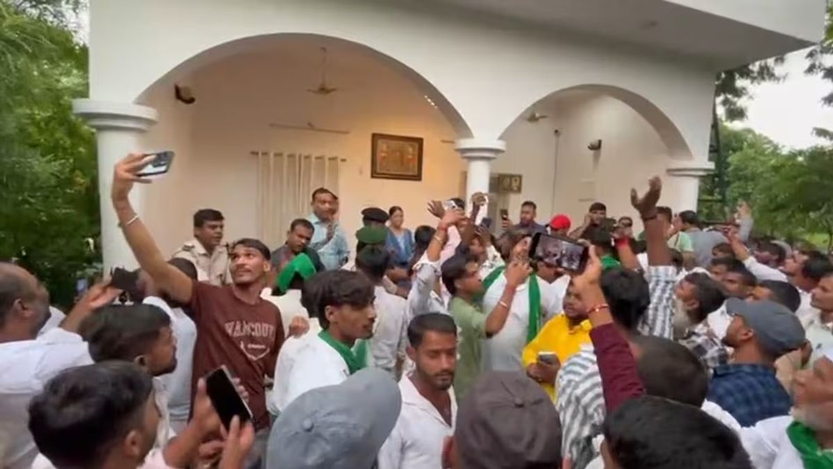 पटना में RJD सुप्रीमो लालू यादव के घर में घुसे सैकड़ों लोग, बोले 'चोर विधायक नहीं चाहिए' लालू-राबड़ी आवास पर भयंकर हंगामा