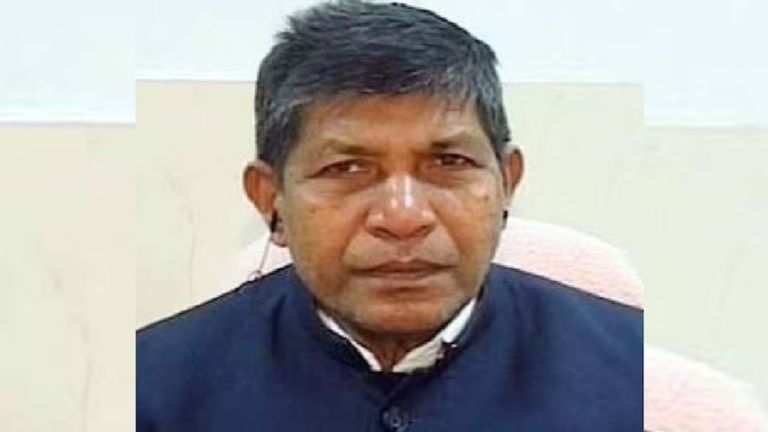 पूर्व गृह मंत्री ननकी राम कंवर का सियासी संग्राम, कलेक्टर को हटाने की मांग पर अड़े, CM के आश्वासन का भी नहीं पड़ा असर BJP नेता ननकी राम कंवर ने छत्तीसगढ़ में राजनीतिक उथल-पुथल मचाई.(Photo:ITG)