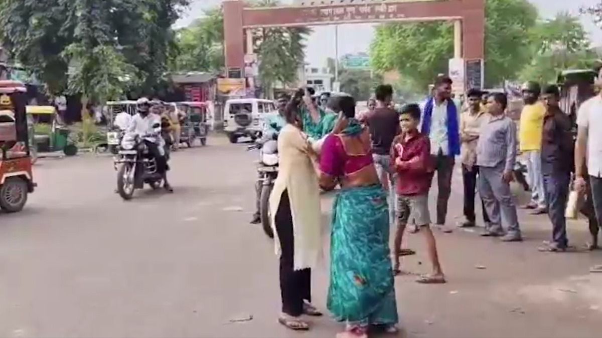 कानपुर: बीच सड़क पर भिड़ गईं पत्नी और प्रेमिका, पति झगड़ा छुड़ाने की बजाय गर्लफ्रेंड उकसाने लगा, Video वायरल Kanpur news