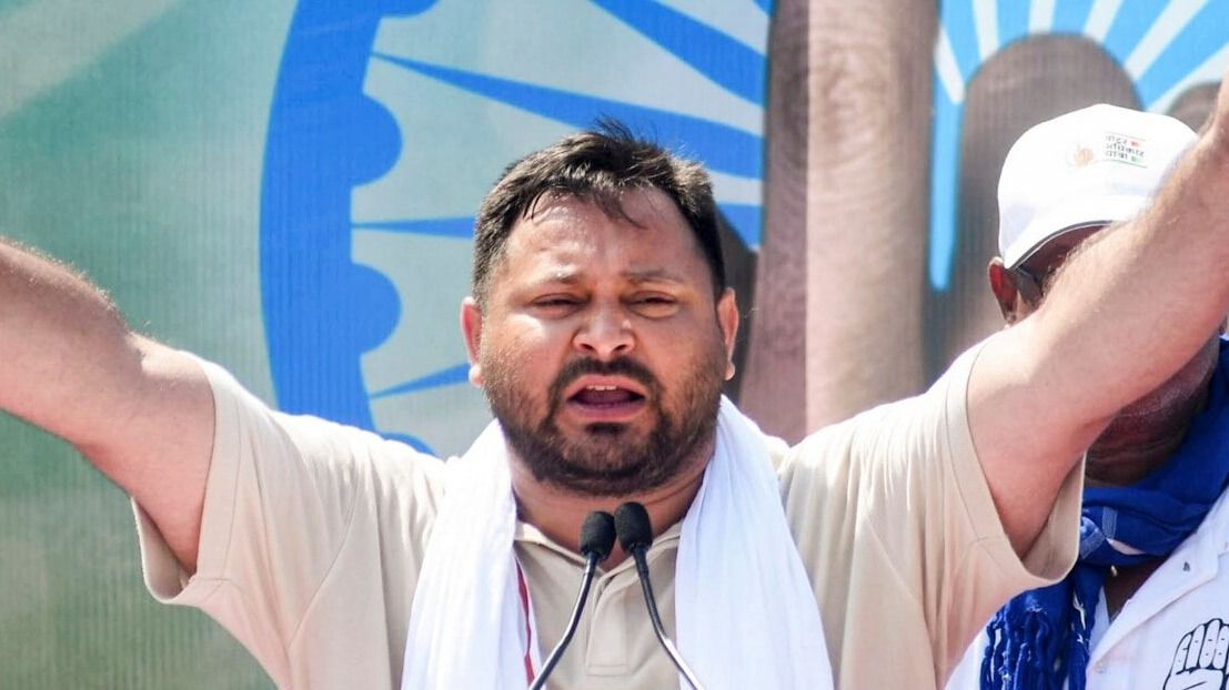 MY का मोह छोड़, भूमिहारों से दोस्ती! RJD का 'सवर्ण कार्ड', क्या तेजस्वी साध पाएंगे सत्ता का नया समीकरण? Tejashwi Yadav Bihar election 2025