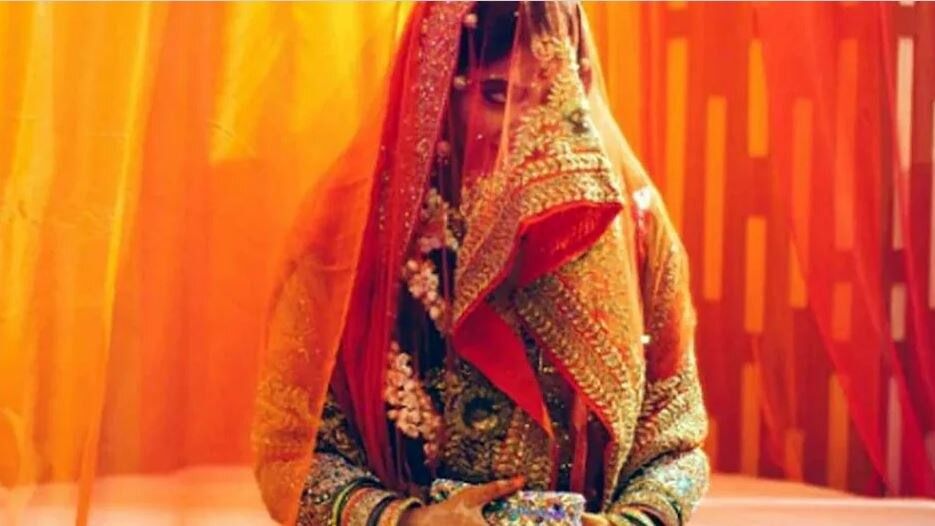 अलीगढ़ में करवाचौथ पर गजब हो गया, 12 दुल्हनों ने करवाचौथ पति के साथ चांद देख तोड़ा व्रत फिर हो गईं फरार Looteri dulhan gang