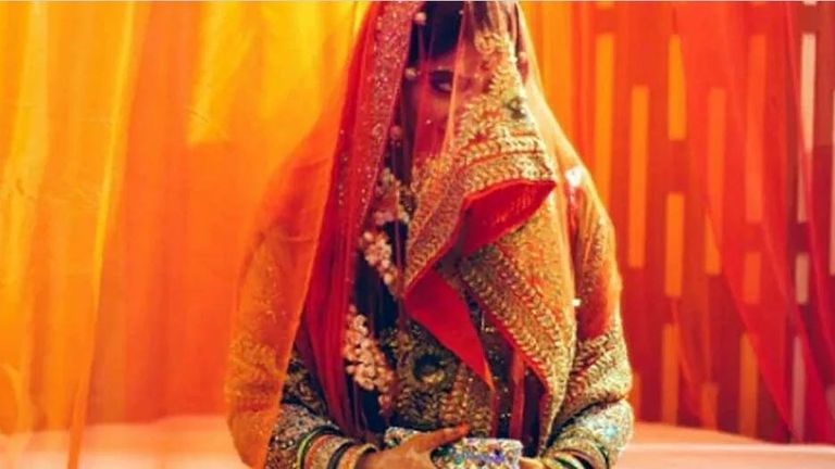 अलीगढ़ में करवाचौथ पर गजब हो गया, 12 दुल्हनों ने करवाचौथ पति के साथ चांद देख तोड़ा व्रत फिर हो गईं फरार Looteri dulhan gang