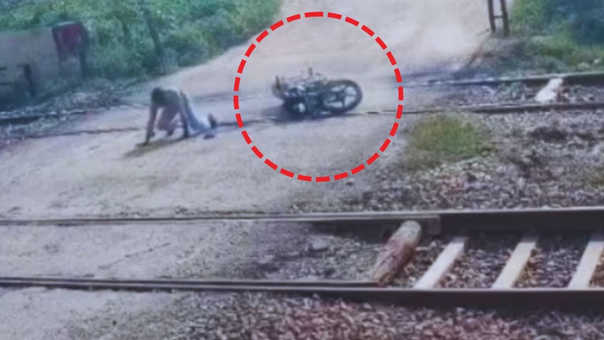 रेलवे फाटक पर फिसली बाइक फिर अगले ही पल आ गई ट्रेन, इसके बाद जो हुआ...देखें वीडियो train viral video