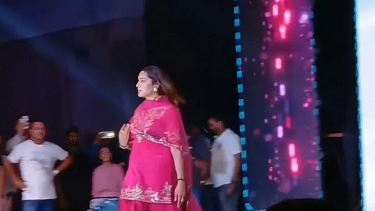 कोरबा: हरियाणवी डांसर सपना चौधरी के कार्यक्रम में मचा बवाल, कमरे का दरवाजा तोड़, जान से मारने की दी धमकी हरियाणवी डांसर सपना चौधरी के कोरबा शो में हंगामा और गोली मारने की धमकी