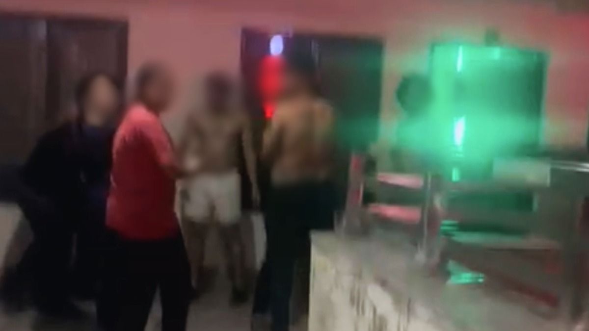 डॉक्टर्स के बॉयज हॉस्टल से आधी रात में आ रही थी आवाजें, पुलिस अंदर पहुंची तो का नजारा देखकर उड़ गए होश! dehradun news