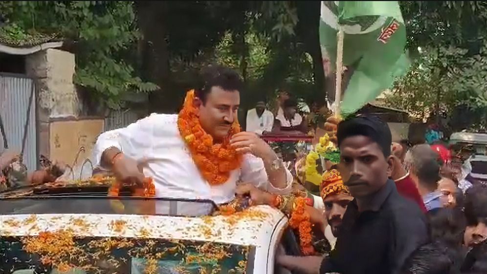 बिहार: महागठबंधन में सीट शेयरिंग से पहले ही साहेबपुर कमल विधानसभा से राजद उम्मीदवार ने भर दिया पर्चा, देखें वीडियो