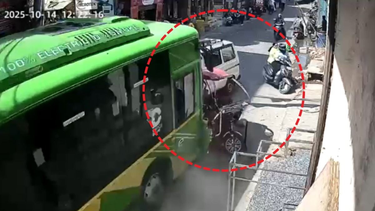 दिल्ली: DTC की बस ने मचाया कहर, स्कूल वैन, ई-रिक्शा, बाइक को मारी टक्कर, सीसीटीवी आया सामने दिल्ली में DTC की बस ने मचाया कहर