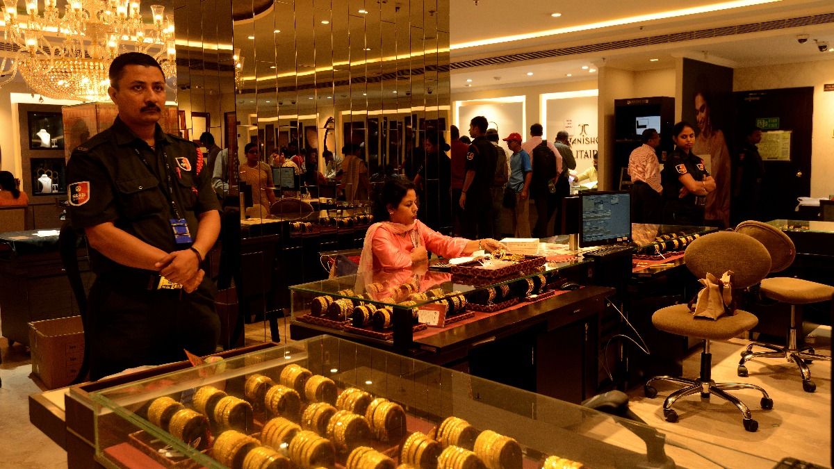 Gold Silver price today: दिवाली से पहले चांदी ने लगाई ऐतिहासिक छलांग, सोना 1 लाख 26 हजार पार