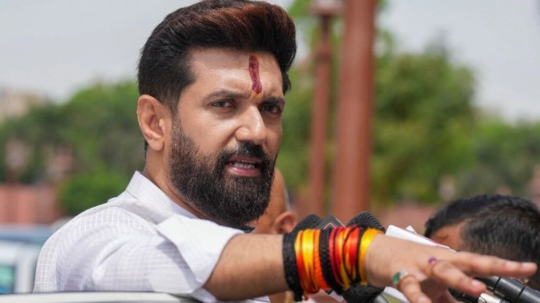 चिराग पासवान की पार्टी ने जारी की पहली लिस्ट, 14 उम्मीदवारों के नाम, देखें कौन कहां से लड़ेगा चुनाव चिराग पासवान की पार्टी ने जारी किया उम्मीदवारों की पहली लिस्ट