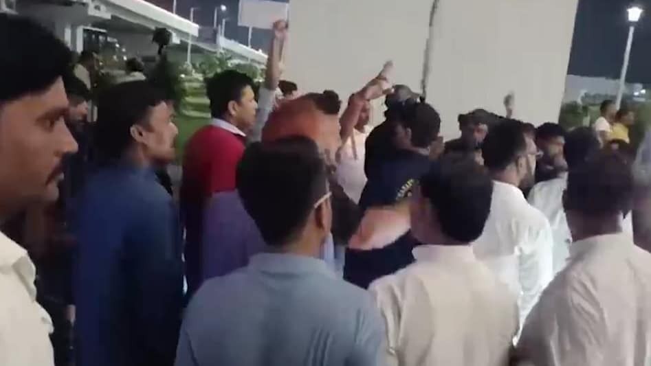  पटना एयरपोर्ट पर कांग्रेस और पप्पू यादव समर्थकों में झड़प, टिकट बंटवारे पर बवाल, VIDEO वायरल