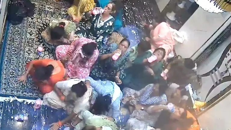 इंदौर में 24 किन्नरों ने एक साथ गटका फिनाइल, कुकर्म और ब्लैकमेलिंग से हो गई थी परेशान किन्नरों ने की खुद को मारने की कोशिश