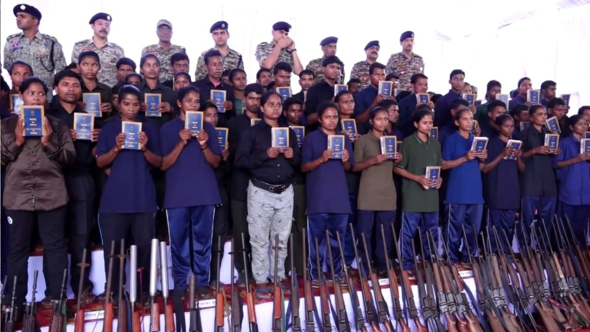 बस्तर में सबसे बड़ा नक्सली सरेंडर: टॉप नेता समेत 210 नक्सलियों ने डाले हथियार, मुख्यमंत्री ने बताया ऐतिहासिक दिन