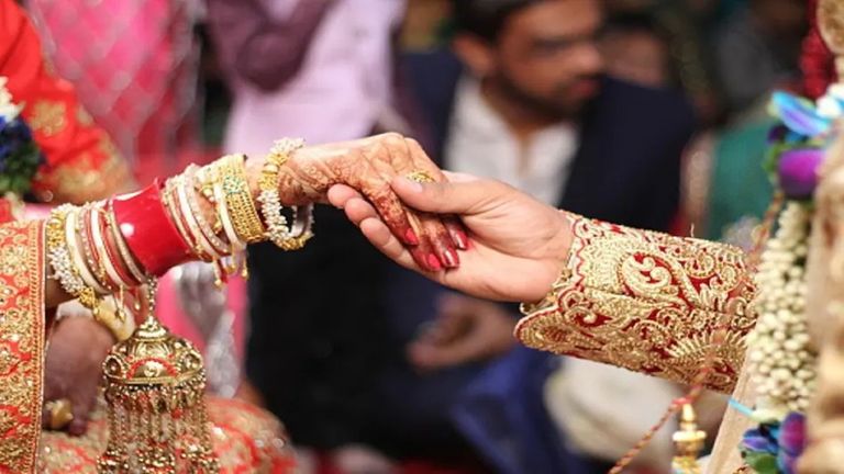 74 साल के शख्स ने रचाई 24 की युवती से शादी, गिफ्ट किया 1.5 करोड़ का चेक, 'लेकिन हनीमून से पहले ही...' NewsTak