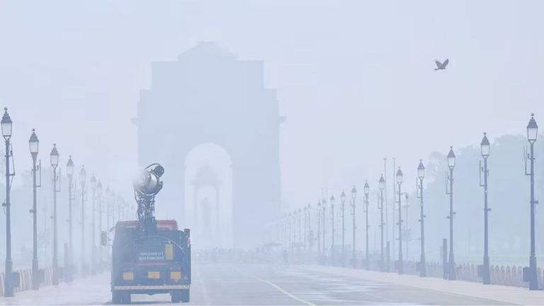 दिल्ली में ठंड ने दी दस्तक, प्रदूषण ने मचाया हाहाकार, खराब AQI के कारण सांस लेना मुश्किल! NewsTak