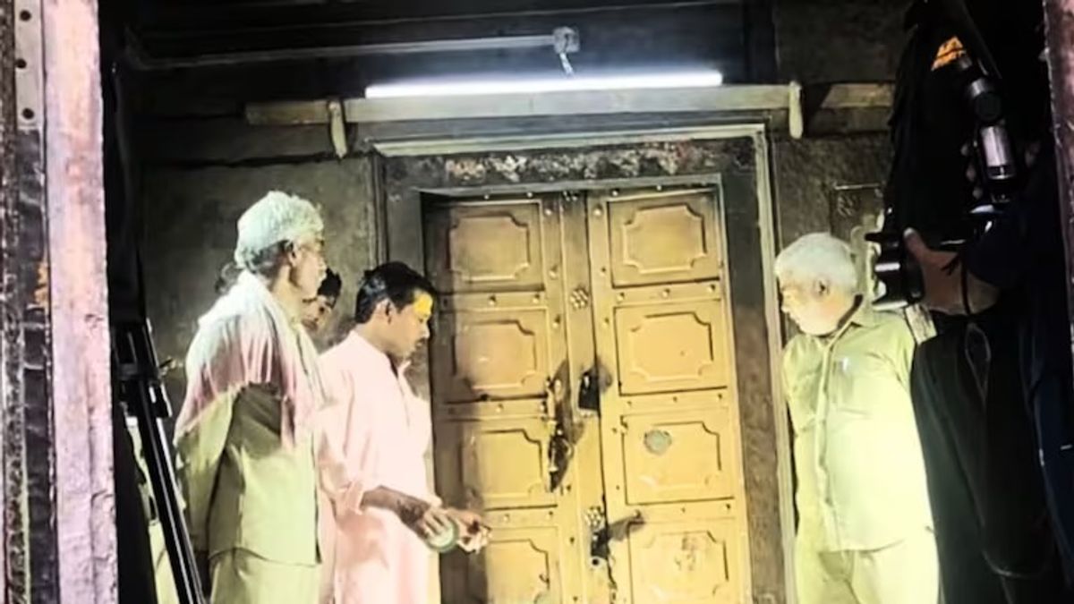 UP: 54 साल बाद खुला मथुरा के बांके बिहारी मंदिर का 'खजाना रूम', अंदर दिखा ऐसा नजारा कि हर तरफ हो रही है चर्चा Banke Bihari temple news