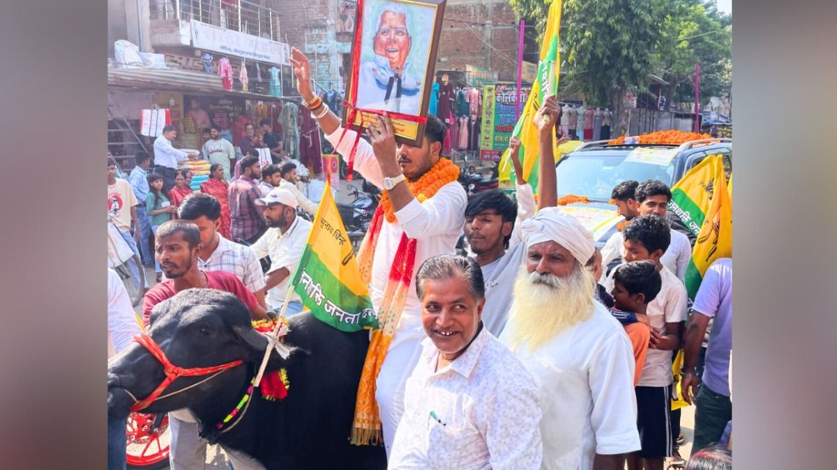 बिहार चुनाव में दिखा अनोखा नजारा! भैंस पर बैठकर नामांकन करने पहुंचे जनशक्ति जनता दल के उम्मीदवार अरुण यादव, वीडियो वायरल