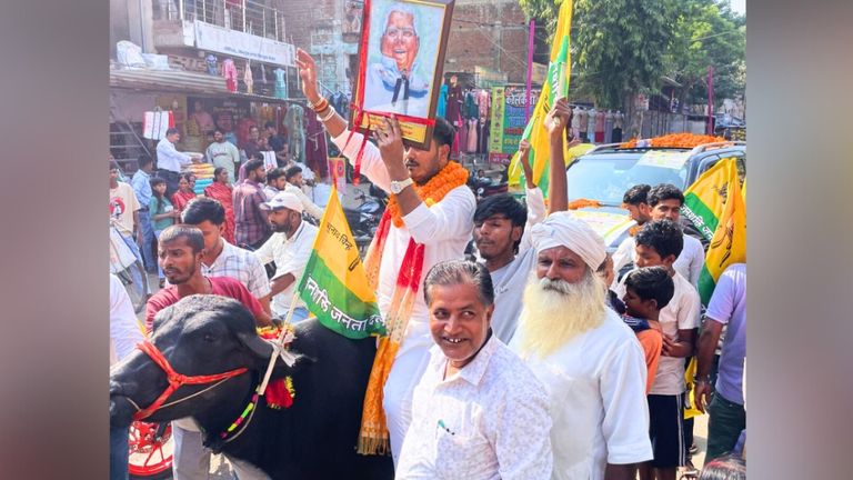 बिहार चुनाव में दिखा अनोखा नजारा! भैंस पर बैठकर नामांकन करने पहुंचे जनशक्ति जनता दल के उम्मीदवार अरुण यादव, वीडियो वायरल Bihar election 2025: भैंस पर सवार होकर नामांकन करने पहुंचे अरुण यादव