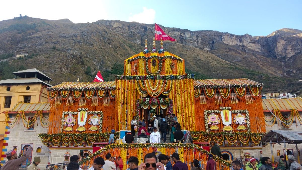 Diwali 2025: बद्रीनाथ धाम में दिवाली की रौनक! रंग-बिरंगे फूलों से सजा भगवान बद्री विशाल का मंदिर