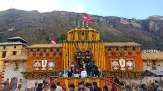 Diwali 2025: बद्रीनाथ धाम में दिवाली की रौनक! रंग-बिरंगे फूलों से सजा भगवान बद्री विशाल का मंदिर NewsTak
