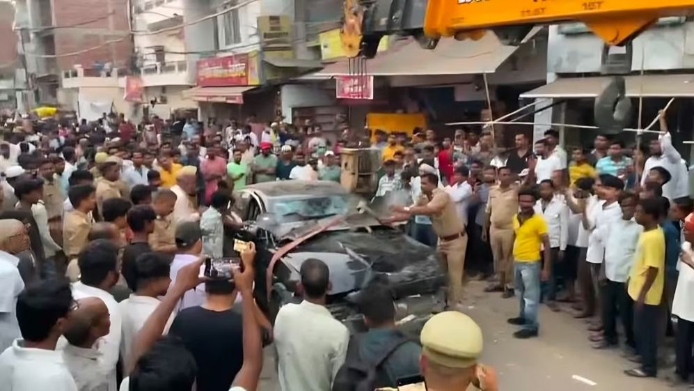 कौन है रचित मध्यान? जिसने प्रयागराज में दिवाली की खरीदारी कर रहे लोगों पर चढ़ा दी जगुआर कार