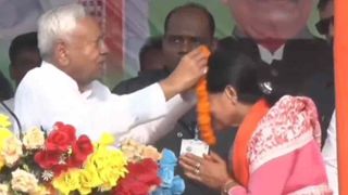 Bihar Chunav 2025: सीएम नीतीश ने मंच पर महिला प्रत्याशी को पहनाया माला, तेजस्वी ने कसा तंज, वीडियो वायरल NewsTak