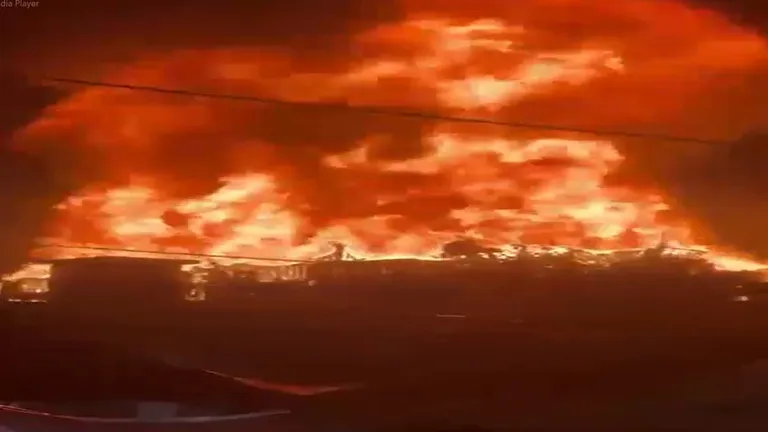 देहरादून: दुकान की छत पर खाली अंडों की क्रेट में गिरा रॉकेट...फिर धधक उठी भीषण आग, वीडियो हुआ वायरल Dehradun News