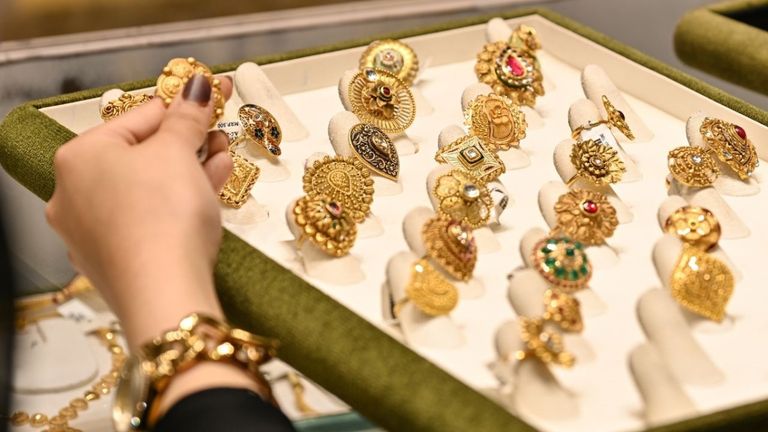 Gold Silver price today: चांदी हो गई चारो खाने चित्त, सोना भी हो गया सस्ता gold silver price today, Dhanteras gold rate, MCX gold price, silver price fall, gold rate today India
