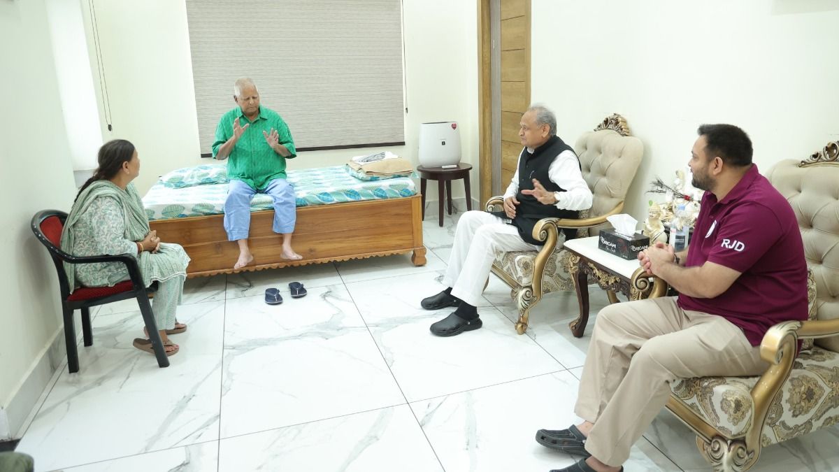 Bihar Election 2025: महागठबंधन में विवाद खत्म? तेजस्वी यादव के साथ बंद कमरे में अशोक गहलोत से क्या हुई बात, सामने आई तस्वीर अशोक गहलोत ने की राजद के शीर्ष नेतृत्व से मुलाकात