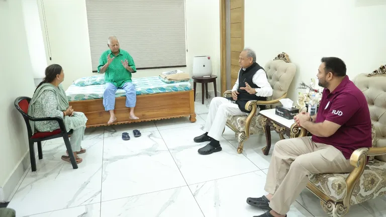 Bihar Election 2025: महागठबंधन में विवाद खत्म? तेजस्वी यादव के साथ बंद कमरे में अशोक गहलोत से क्या हुई बात, सामने आई तस्वीर अशोक गहलोत ने की राजद के शीर्ष नेतृत्व से मुलाकात