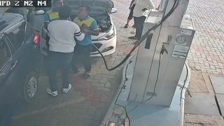 'मैं SDM हूं हटा इसको...' फिर CNG पंप पर कर्मचारी को जड़ा थप्पड़, जवाब में दूसरे कर्मी ने अधिकारी को पीटा, वीडियो वायरल NewsTak