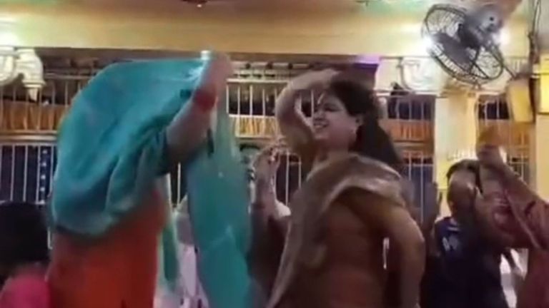 देवरिया के तिरुपति बालाजी भक्ति वाटिका में धूमधाम से मनाया गया अन्नकूट महोत्सव, DM दिव्या मित्तल ने भक्तों संग किया मनमोहक नृत्य DM दिव्या मित्तल का वीडियो हो रहा है वायरल