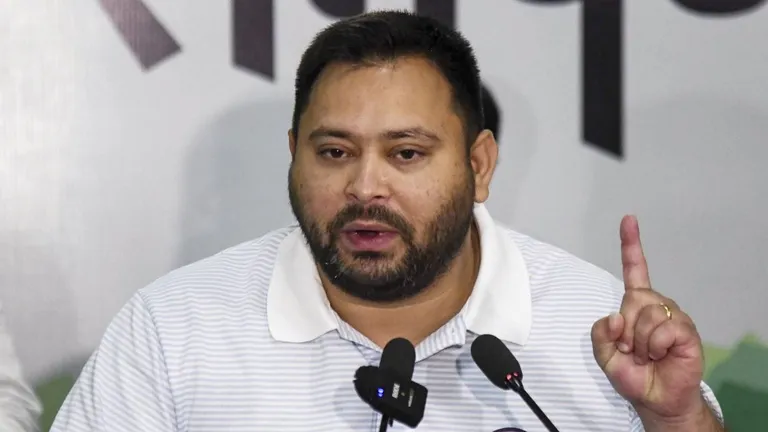 सीएम फेस बनते ही तेजस्वी के तीखे तेवर, बोले- "बीजेपी खत्म करना चाहती है जेडीयू, इसलिए यह नीतीश कुमार का आखिरी चुनाव" महागठबंधन का सीएम फेस बनते ही तेजस्वी यादव ने दिया विस्फोटक बयान