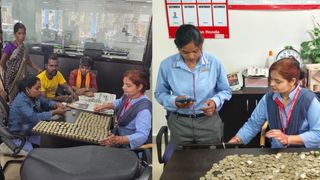 40,000 के सिक्के लेकर स्कूटी खरीदने शोरूम पहुंचा किसान, फिर जो हुआ, सब दंग रह गए NewsTak