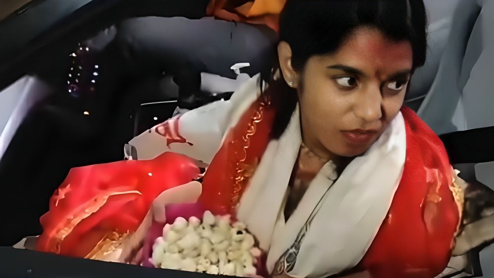 बिहार में चुनाव से पहले 'पाग विवाद' ने गरमाया माहौल, मैथिली ठाकुर का पाग में मखाना रखकर खाने का वीडियो वायरल