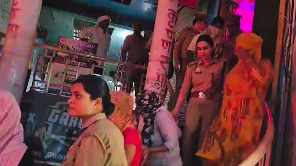 5 युवक और 6 युवतियां थी आपत्तिजनक हालत में...तभी पहुंंच गई पुलिस, मथुरा के स्पा सेंटर के अंदर का हैरान करने वाला नजारा