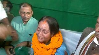Bihar Election 2025: बेटी के प्रचार में पहुंची थी बाहुबली मुन्ना शुक्ला की पत्नी...फिर इस वजह से फूट-फूट कर लगीं रोने, देखें वीडियो  NewsTak
