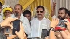 मोकामा में जनसभा के दौरान मंच पर चढ़ते ही गिरे बाहुबली नेता अनंत सिंह, देखिए वायरल VIDEO