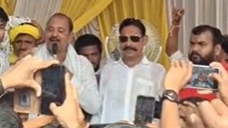 मोकामा में जनसभा के दौरान मंच पर चढ़ते ही गिरे बाहुबली नेता अनंत सिंह, देखिए वायरल VIDEO NewsTak