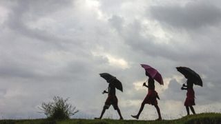 Delhi weather update: दिल्ली-NCR में बढ़ी ठंड, पश्चिमी विक्षोभ से हो सकती है बारिश NewsTak