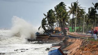 Cyclone Montha: बंगाल की खाड़ी से उठे तूफान का बढ़ा खतरा, ओडिशा-आंध्र प्रदेश में रेड अलर्ट जारी NewsTak