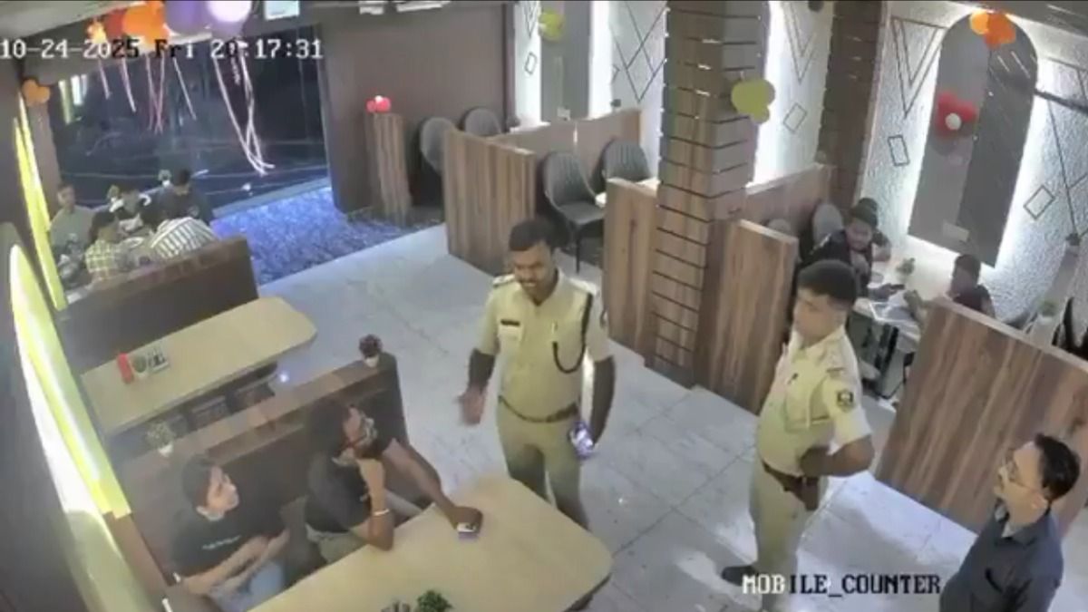 रेस्टोरेंट में बैठे थे लड़का-लड़की, तभी आ गए पुलिसकर्मी और हो गई बहस, फिर जो हुआ..., वीडियो वायरल 