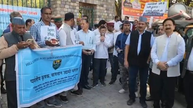 देहरादून में सड़क पर उतरे किसान! कृषि मंत्री गणेश जोशी के खिलाफ खोला मोर्चा, जानिए क्या वजह  Uttarakhand farmer protest