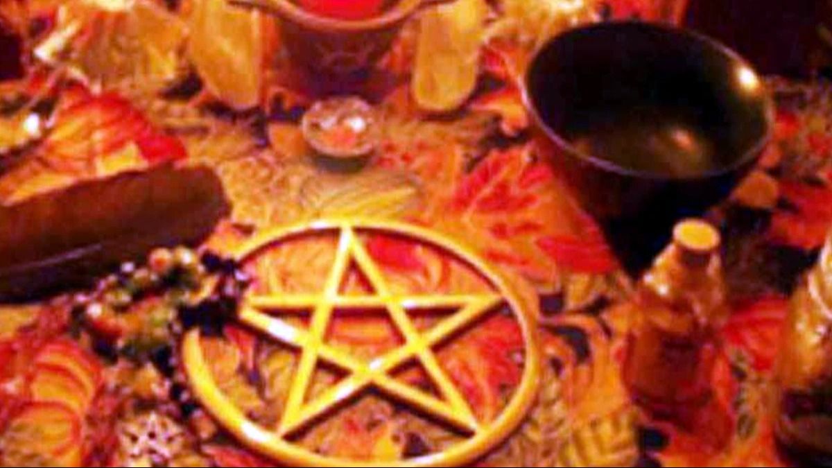 महराजगंज: छोटी दीपावली को श्मशान घाट में निर्वस्त्र होकर पूजा कर रही थी महिला, ऐसा देख भड़क उठे ग्रामीण, पार की हैवानियत! प्रतीकात्मक तस्वीर.