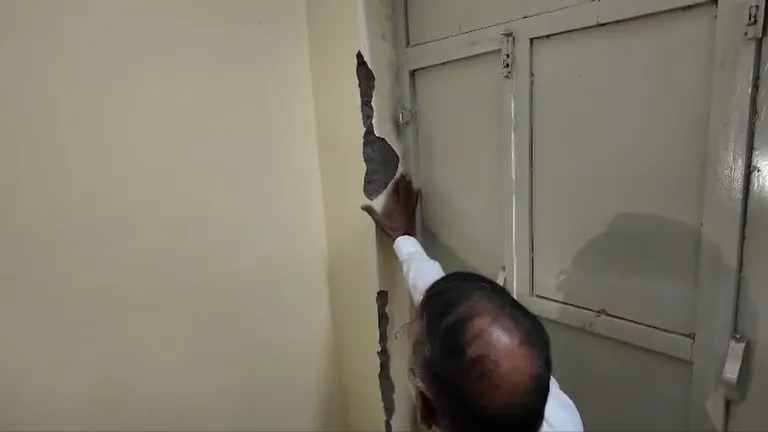 Rajasthan: ऊर्जा मंत्री ने स्कूल की दीवार पर हाथ रखा तो गिर पड़ा प्लास्टर, 3 महीने पहले हुआ था स्कूल का निर्माण, वीडियो आया Rajasthan