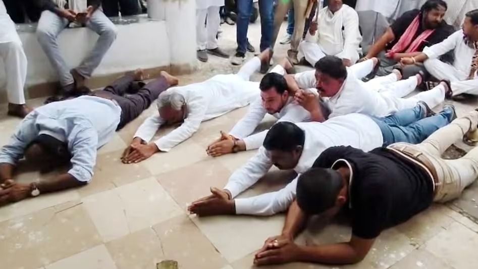 MP: जमीन पर पेट के बल लेटकर कलेक्टर ऑफिस के बाहर अनोखा प्रदर्शन क्यों करने लगे कांग्रेसी कार्यकर्ता!