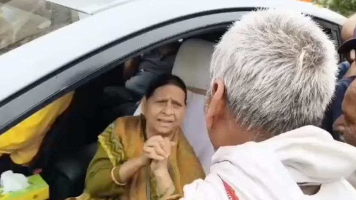 बिहार: राघोपुर में बुजुर्ग ने रोका राबड़ी देवी का काफिला, खरी-खोटी सुनाते हुए कहा- “इस क्षेत्र को सौतेला बेटा मानते हैं आप लोग” राबड़ी देवी