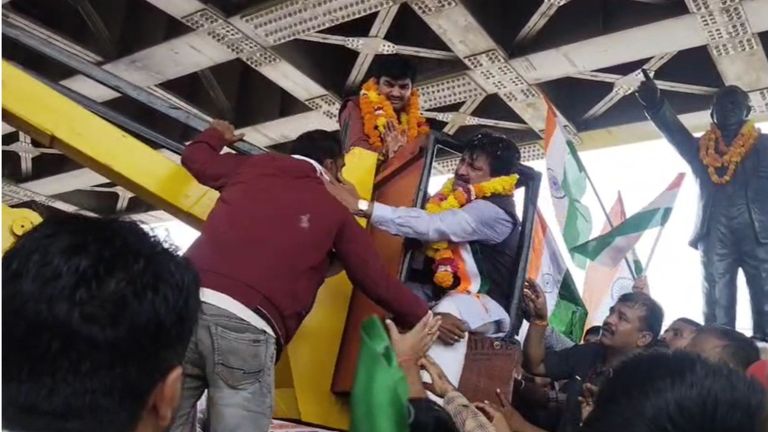 MP: सतना में रैली के दौरान सांसद गणेश सिंह फंसे, गुस्से में कर्मचारी को मार दिया थप्पड़, देखें Video सतना का वीडियो वायरल