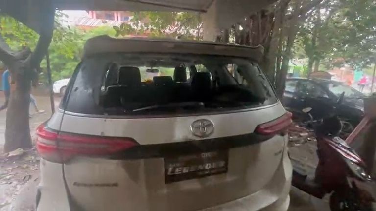 मोकामा में सूरजभान सिंह की पत्नी वीणा देवी की गाड़ी में तोड़फोड़, समर्थकों ने अनंत सिंह पर लगाया आरोप मोकामा में वीणा देवी की गाड़ी पर हुआ हमला