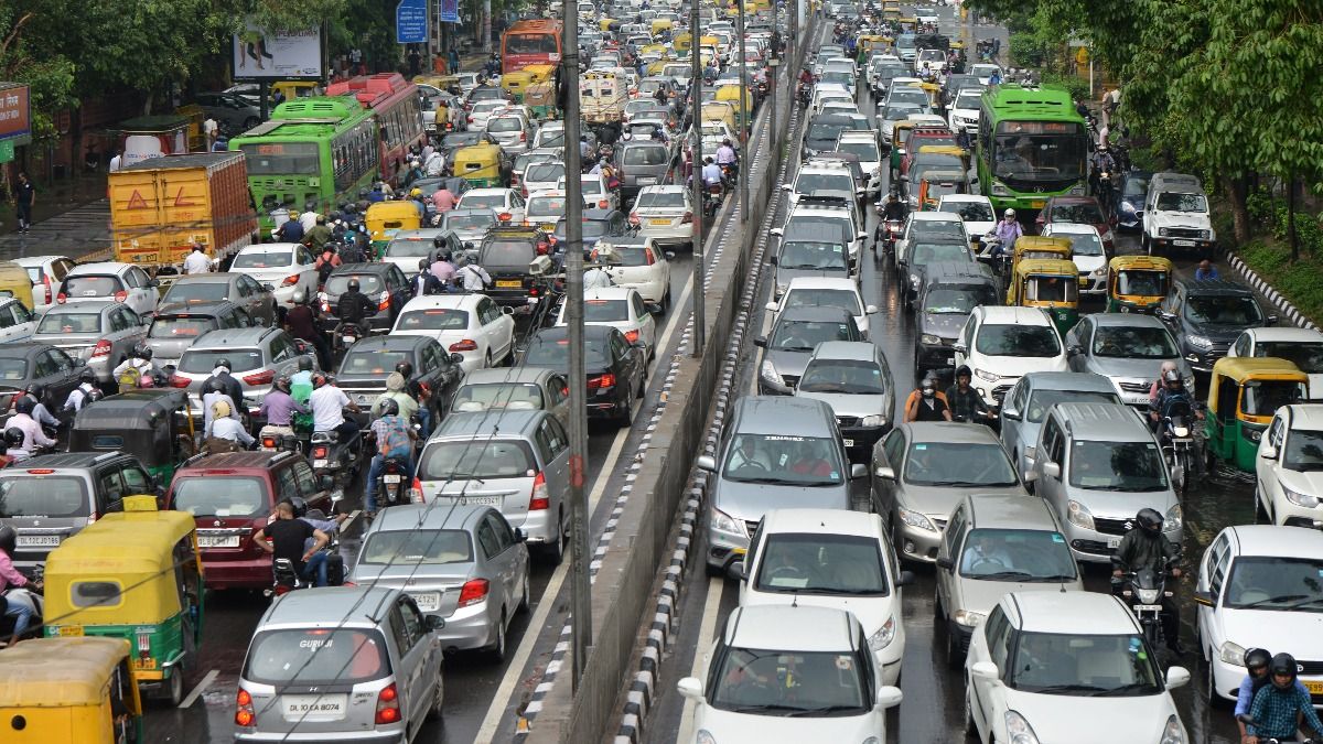 दिल्ली में प्रदूषण रोकने के लिए नया नियम लागू, 1 नवंबर से पुराने कमर्शियल वाहनों पर पूरी तरह बैन