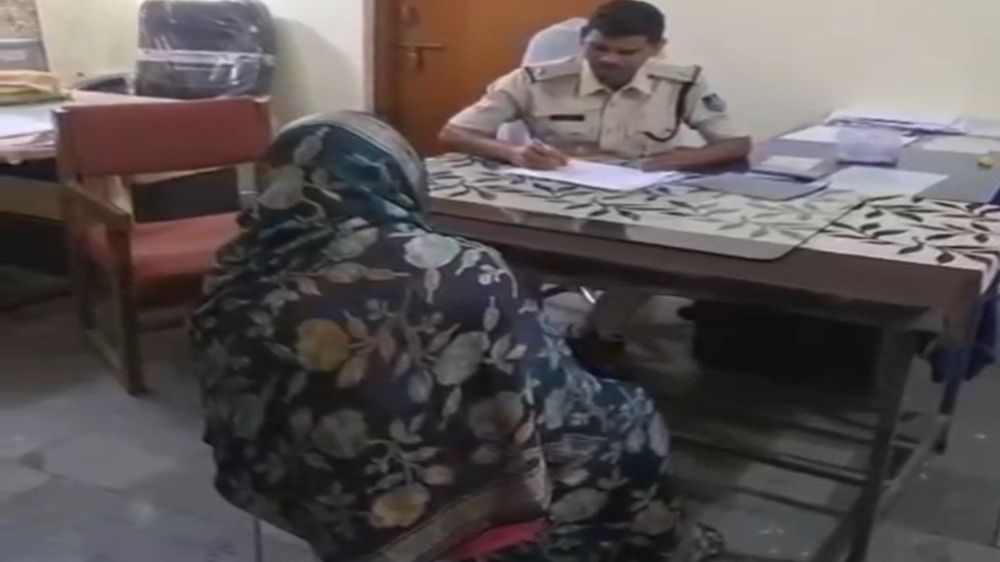 बेटे का रिश्ता कराने गई थी, महिला को 50 साल के समधी से हो गया प्यार, पति और दो बच्चों को छोड़ हुई फरार